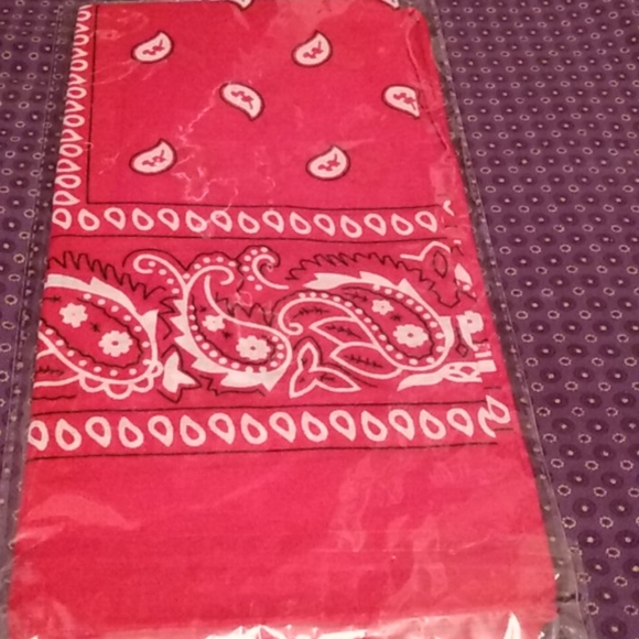 Red bandana - Picture 1 of 2